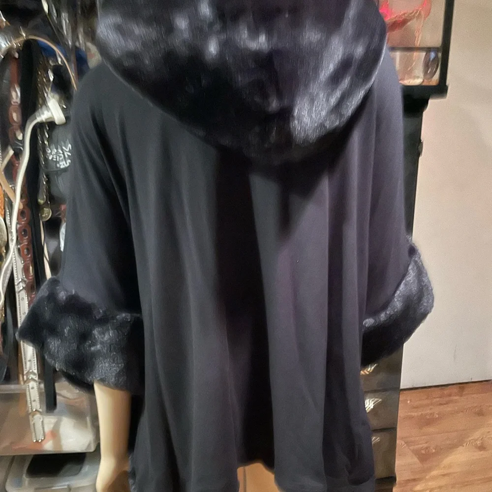 Elegant Black Hooded Cape with Faux Fur Trim - Picture 2 of 4